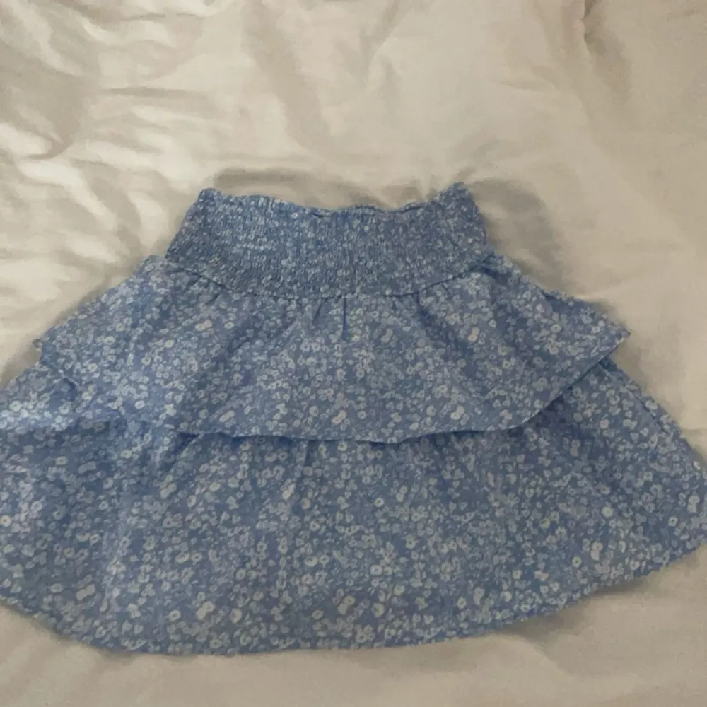 En super gullig å fin kjol nu till sommaren, den är köpt runt denna tid förra året och är använd runt 2 gånger. Den e ifrån Gina Young men är stretchig i midjan💓. Kjolar.