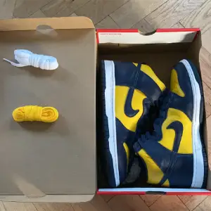 Mörkblåa och gula sneakers. Skick 9/10  Knappt använda. 