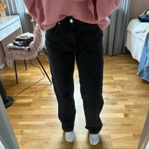 Svarta jeans från Gina Tricot  - Ett par svarta högmidjade jeans, säljer dessa för jag ej använder dom längre. Nästa helt oanvända. Använda 2 gånger kanske💗 Pris kan diskuteras.