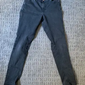 Säljer Jack & Jones jeans för dom är för små. Har bara använts ett par gånger. Vid frågor är det bara att höra av sig. Priset går att diskutera.