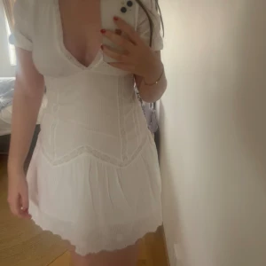 Vit klänning från zara - Zara klänning, vit, perfekt till studenten eller skolavslutning. Jag är 171cm. Nyskick! Skriv för frågor💗💗(prislappen är inte kvar längre)