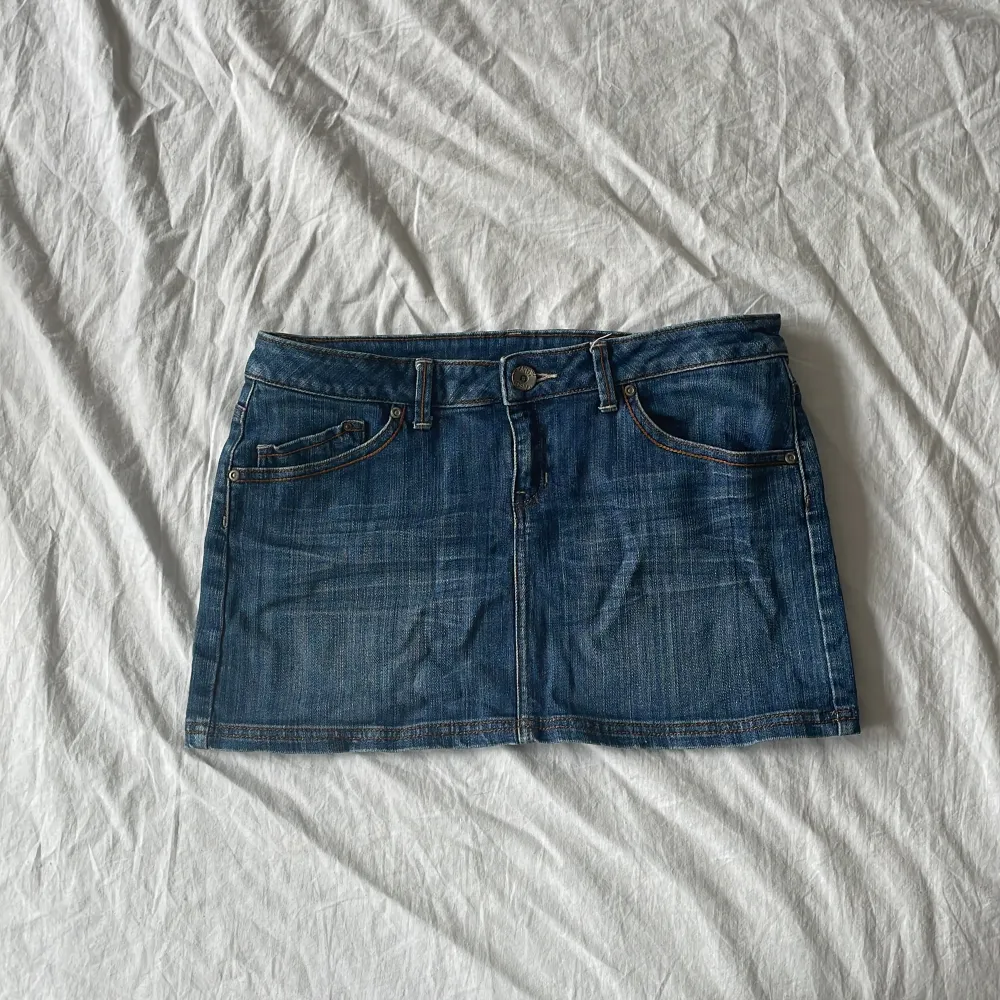 Bra skick! Flera rhinestones saknas från fickorna (3dje bilden) mått: midjemått rakt över 41,5 längd 31,5cm💗 storlek 40 m/l. Kjolar.