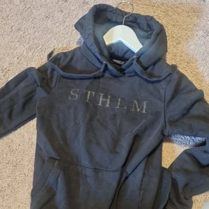 Hej jag seljer denna hoodien för att den inte passar mig💕 - En skön svart hoodie i bra skick 💕💕
