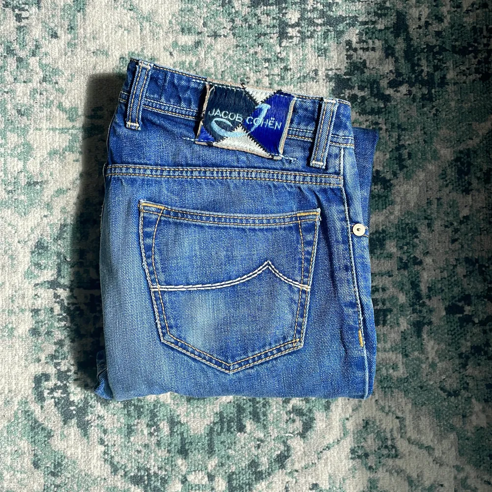 Säljer ett par sjukt feta Jacob Cohen jeans. Skick 9/10. Storlek 32 men passar mindre. Sjuk kvalitet! Hör av er vid några funderingar/frågor!. Jeans & Byxor.