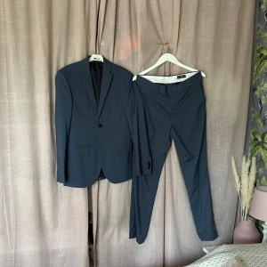 Kostym - Väldigt fin kostym Använd vid ett enda tillfälle