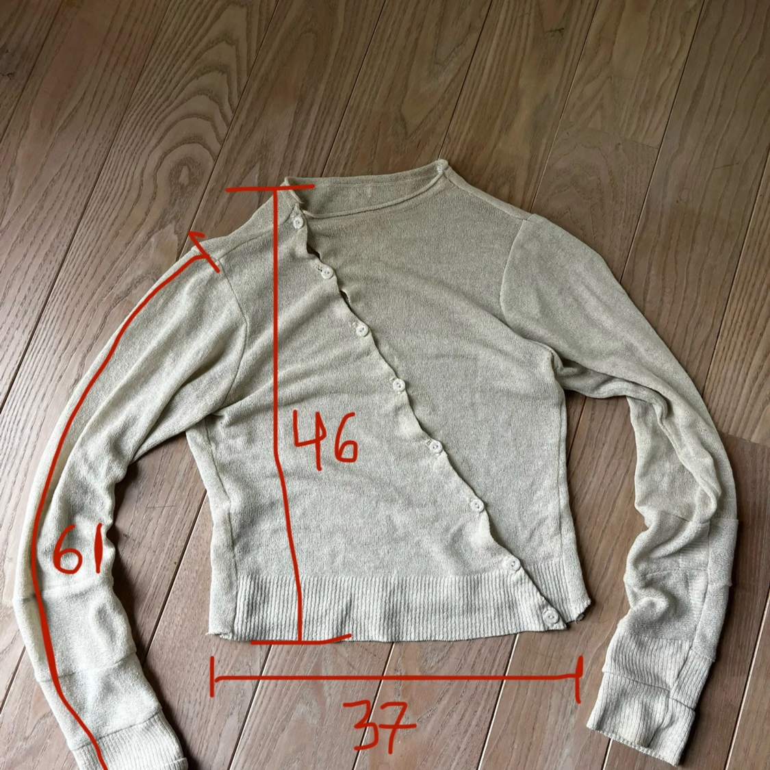 Stickad topp med knappar - 92