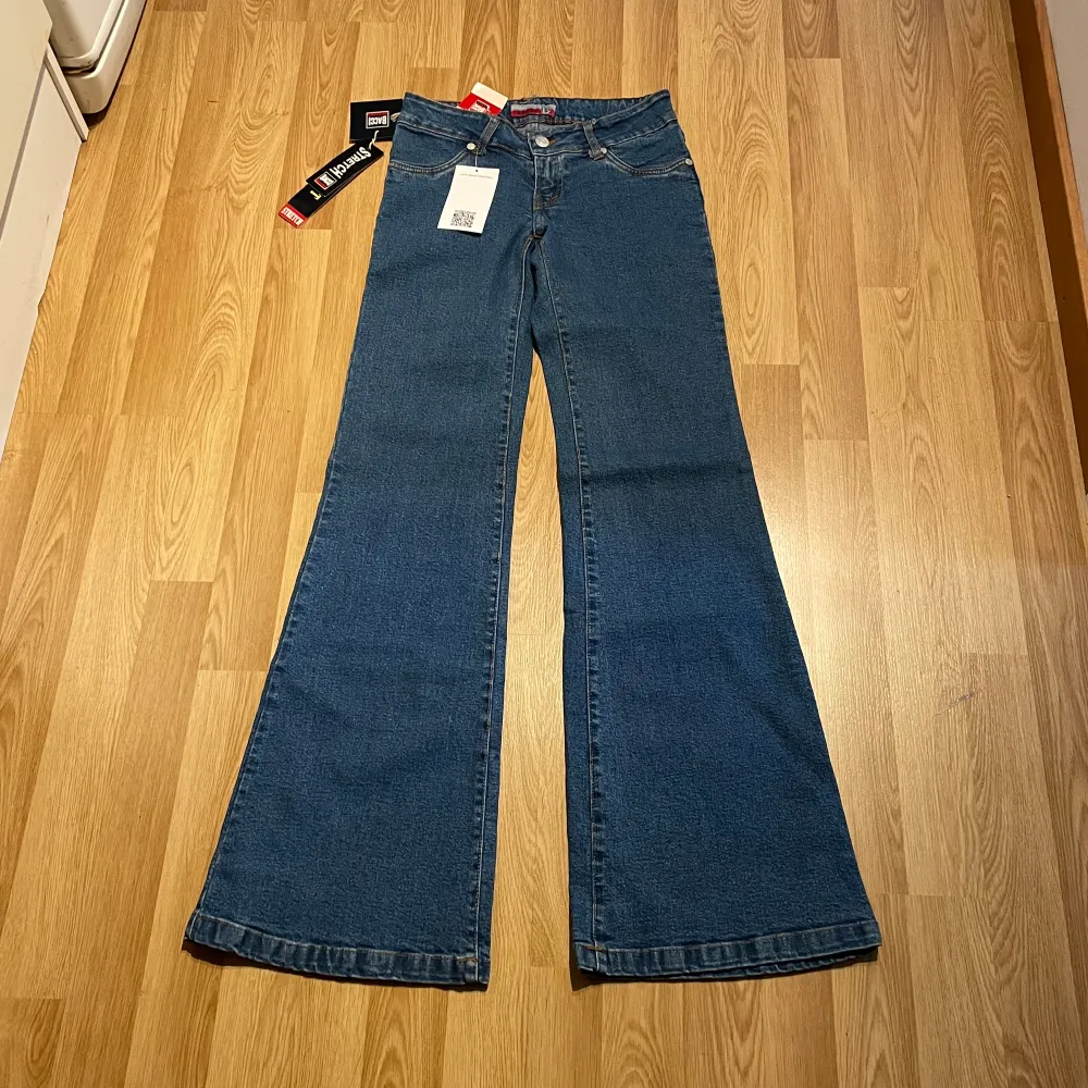 (26) lågmidjade bootcut jeans helt nya med lappar kvar. Midjemått: 31 men passar mke större pga mke stretch, innerbenslängd: 79 cm 🩵. Jeans & Byxor.