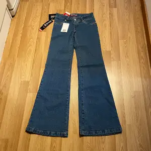 (26) lågmidjade bootcut jeans helt nya med lappar kvar. Midjemått: 31 men passar mke större pga mke stretch, innerbenslängd: 79 cm 🩵