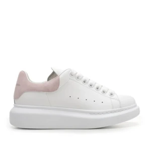 Alexander Mcqueen skor - Säljer dessa smutsrosa Alexander Mcqueen sneakers. Använd 1-2 gånger och inga större defekter. Köpta för cirka 6000kr i deras egna butik. Har tyvärr ingen box kvar. 🩷stl 40 men passar även 39.