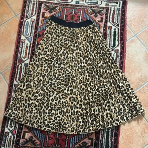 Kjol - Jätte fin och trendig leopardkjol som inte säljs längre :)