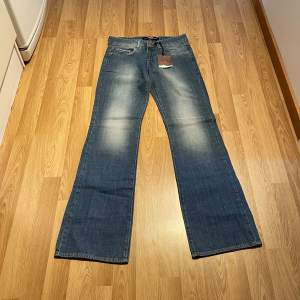 (27)Ljusblåa lågmidjade bootcut jeans helt nya med lappar kvar. Midjemått rakt över: 36cm, innerbenslängd: 84cm STRETCHIGA! 🩵