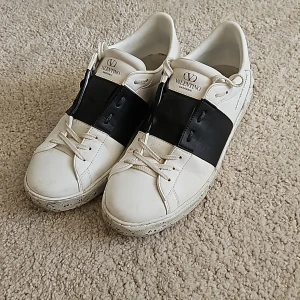 Valentino skor - Säljer mina Valentino skor då dom är lite små för mig. Väldigt måttligt använda och i bra skicka. Hämtas i Stockholm eller fraktas. Bok medföljer.