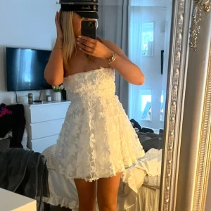 Vit studentklänning  - Säljer denna OTROLIGA klänningen som är helt oanvänd! Materialet är riktigt stabilt och bra kvalité, den känns dyr! Normal i storlek och passar perfekt till avslutningar, student mm eller bara en fin sommarklänning 🫧🌸🎀💞 Säljs även på vinted!