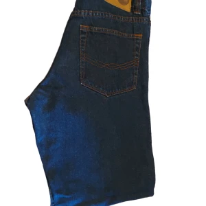 Blå klassiska herrjeans (storlek 32) - Klassiska herrjeans från Units inköpt från affären Coop. I begagnat skick. Storlek 32 och passar en medellång man.