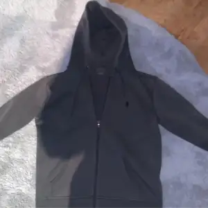 Säljer min gråa Ralph lauren zip-hoodie storlek S men passar liten M. Säljer eftersom den är för liten :)!