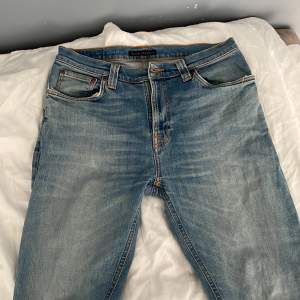 Hej! Säljer mina nudie jeans i storlek 32/32 i slim fit!