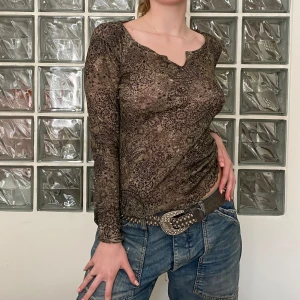 Grön mönstrad topp - Säljer denna topp perfekt till sommaren!!! Så skönt material och lite bohemiskt mönster🌻🌼🌿 Strl S men passar M as well! 