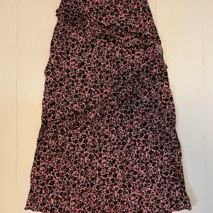 Rosa blommig kjol från New Look