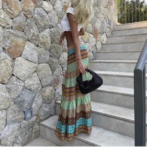 Zara långkjol - Säljer denna kjol. Jätte fint skick. Jag är 170 cm lång, hör av er vid frågor ❤️köpt på plick för 600 kr. Mitt pris är 500, använd gärna köp nu. Storlek S-M. Kan mötas upp i Stockholm ❤️❤️❤️kram