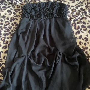 Fest klänning  -  En jätte cool och lyxig  klänning med mycket fina detaljer. Köp second hand passar typ s 