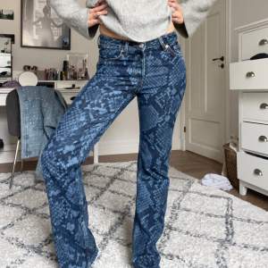 Jeans från weekday 💯💯PRIS KAN ALLTID DISKUTERAS 🩷dom är i storlek w26 skulle säga att längden är runt 30-32 passar mig som vanligtvis är s/m och 167 cm 