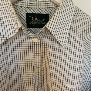 Skjorta peak performance - Rutig skjorta från peak performance. Som ny. Passar mig som är strl small, som oversize.