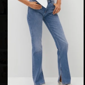 Blå jeans - Jeans från zara med slits längst nere🙏🏼