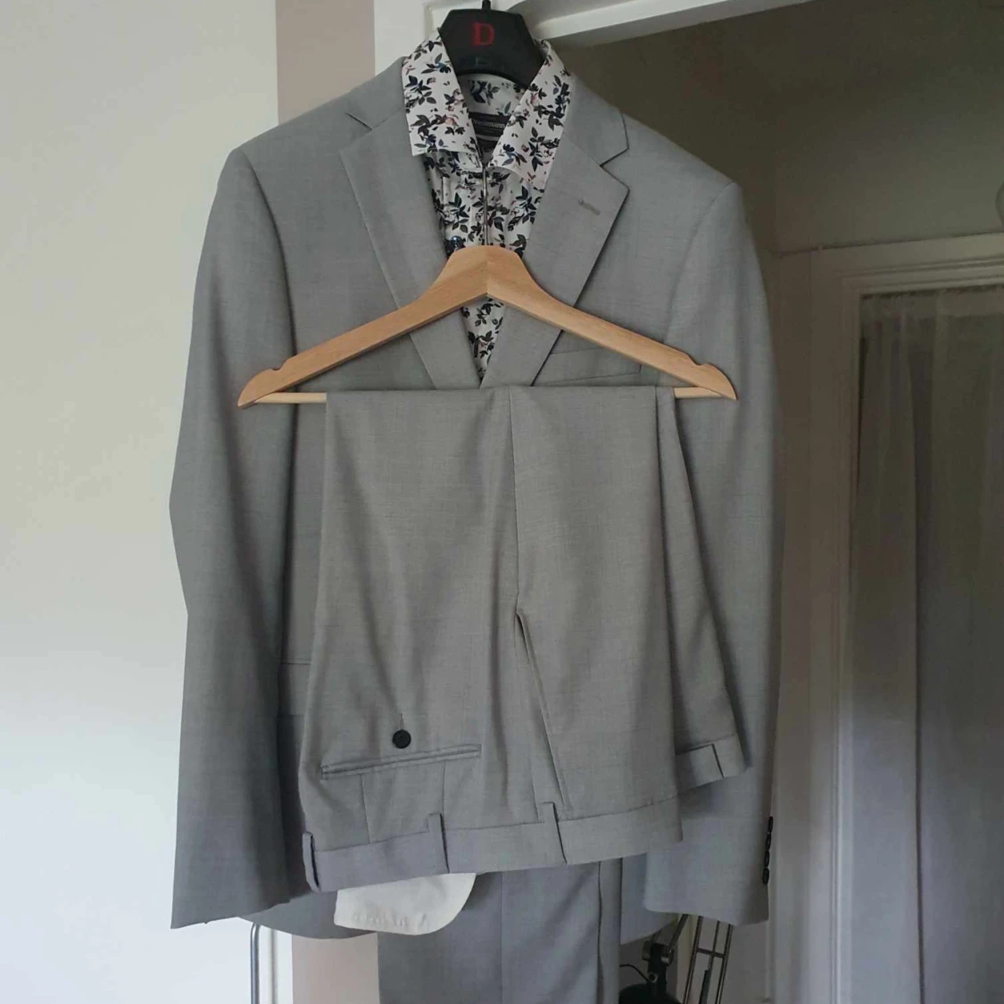 Grå kostym med blommig shorta