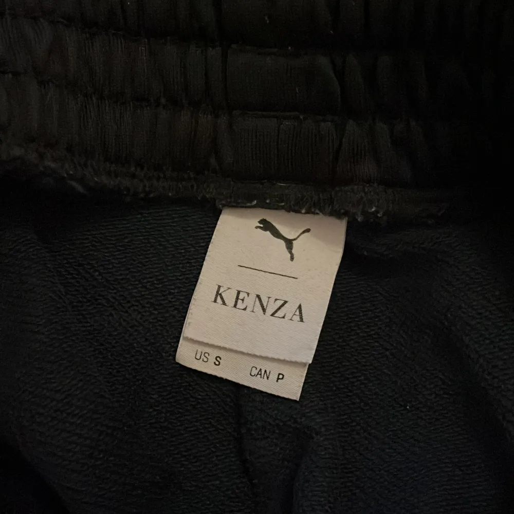 Köp mina byxor från KENZAS kollektion med Puma, knapp använda, nyskick, skriv för fler bilder. Jeans & Byxor.