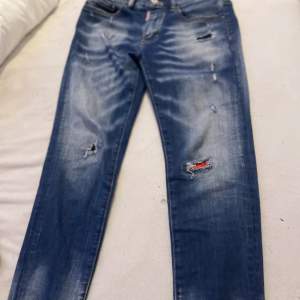 Säljer ett par DSquared2 jeans i storlek 26. Nästan nya och i utmärkt skick. Säljer dem eftersom de tyvärr inte passar längre.