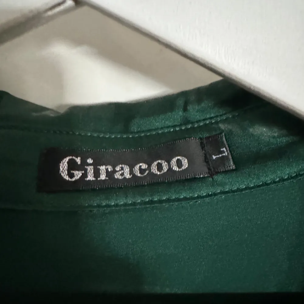 Jätte fin silkesliknande blus/skjorta från märket Giracoo, köpt vintage 🩷 kommer ej till användning, därav säljer jag! Står storlek L men skulle säga att den är en S/M. Passar mig som vanligtvis när S. Blusar.
