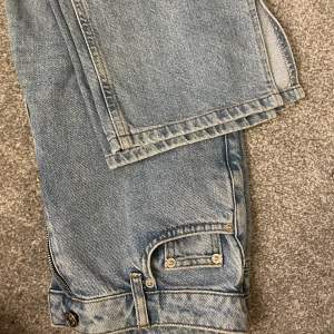 Snygga Jeans från NAKD med slits i storlek 34 💗