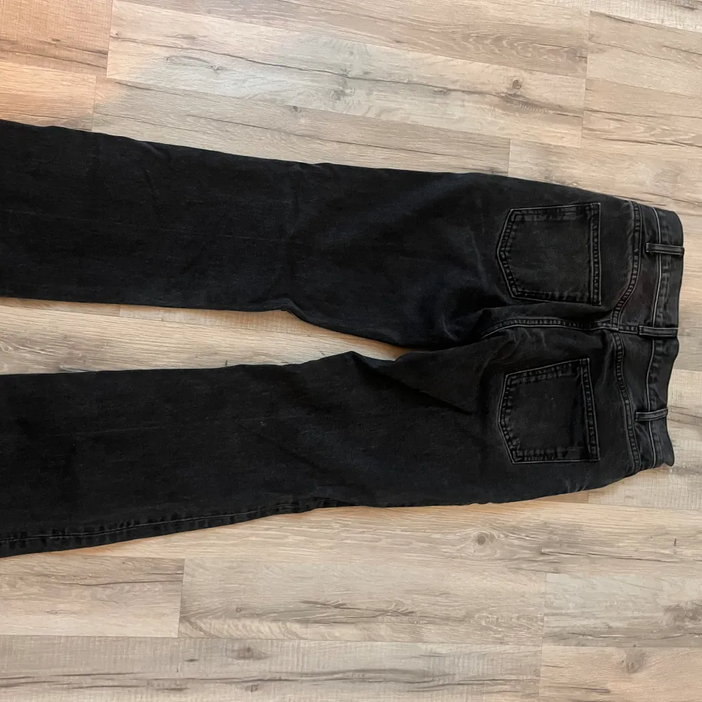 Säljer dessa mörkgråa jeans ifrån Zara, de används aldrig och därför säljer jag de super billigt så att någon annan får använding av dem💕Jeansen är mid waisted och bootcut💕(nypriset är 599kr). Jeans & Byxor.