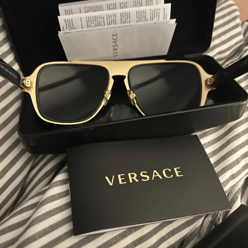 Versace solglasögon ny pris 3000kr bäst pris får dom! Knappt använda dom ligger bara och samlar damm köp nu till sommaren😁. Accessoarer.