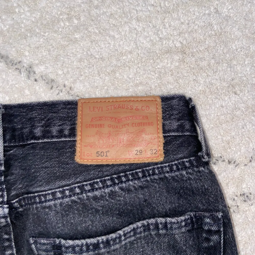 501 jeans i bra skick använd fåtal gånger. Storleken är svår att få tag på.. Jeans & Byxor.