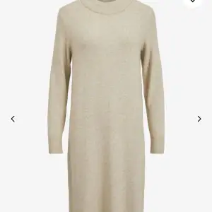 Säljer nu min mysiga klänning från Vila som inte kommer till användning💗endast använd vid ett tillfälle så den är som ny. Köpte den för 499 kr!  Kom privat för egna bilder!