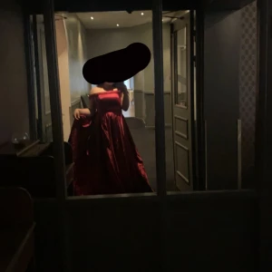 Balklänning i vinröd - Har haft på mig den en gång innan på min bal. Den är som ny köpte den för 2500kr