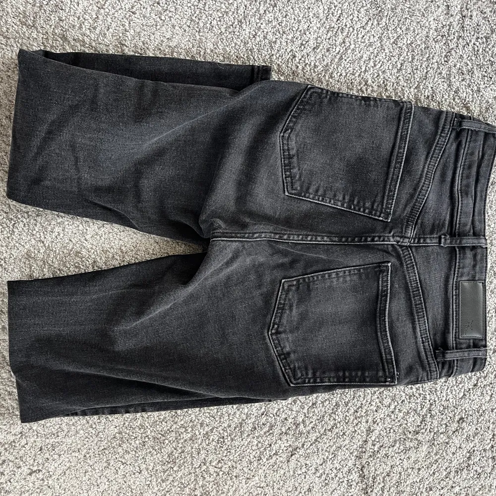 Säljer mina Svarta never denim jeans inköpa från bik bok 🩷 nypris 699:-  Storlek W-24 L-30 Säljer då dom ej går till andvändning  längre🩷 Köparen står för frakt🩷. Jeans & Byxor.