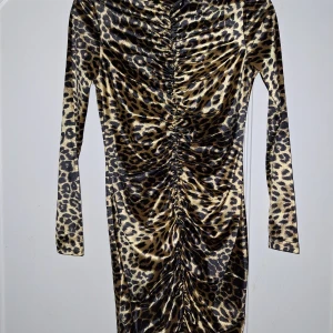 Leopad klänning  - Använd en gång. Inga defekter. Passar storlek s men även en m om man vill ha den lite tajtare. 