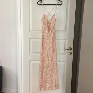 Sommarklänning Zara - Helt ny sommarklänning från Zara. Lappar finns kvar. Säljes då jag råkade köpa dubbla. Lång och öppen i ryggen. 