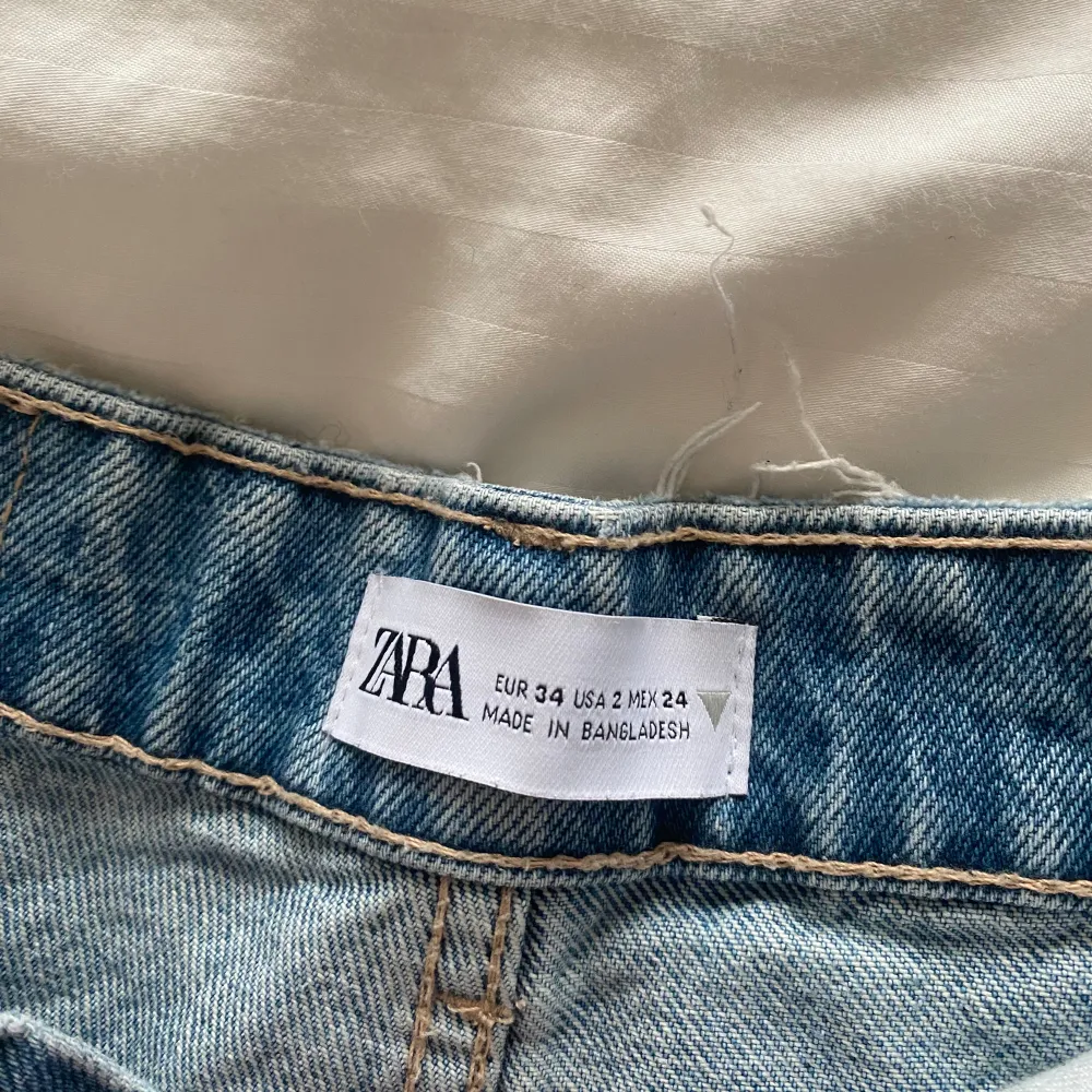 Snygga jeansshorts från Zara. Medelhög midja. . Shorts.