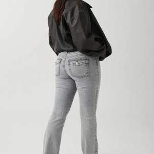 Säljer dessa skitsnygga low waist jeansen från Gina med trendiga fickor bak!! Snygga och sköna men tyvärr lite försmå för mig! Använda en gång så så gott som nya!! Nypris 499kr  Storlek 36 Köparen står för frakt