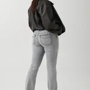 Säljer dessa skitsnygga low waist jeansen från Gina med trendiga fickor bak!! Snygga och sköna men tyvärr lite försmå för mig! Använda en gång så så gott som nya!! Nypris 499kr  Storlek 36 Köparen står för frakt