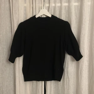 Stickad t-shirt - Fin stickad t-shirt som inte kommer till användning. Tröjan är i jättebra skick och inte använd så mycket. Jag brukar ha S i vanliga fall men denna passar mig superbra. Tröjan är köpt på ”about you” men de står JDY i. Skriv för frågor eller bilder!💕