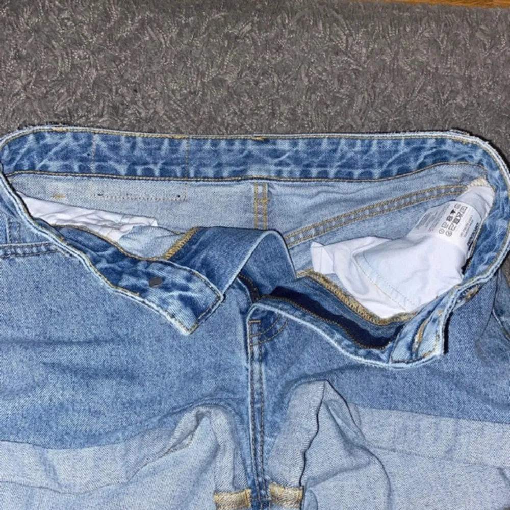 Blåa vanliga jeansshorts i storlek s  Köpta secondhand  Köparen står för frakt . Shorts.