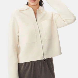 Beige kofta - Säljer denna kofta från Åhléns då den inte används längre. Kan dock finnas några defekter. Skriv för fler bilder 💕