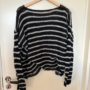 Stickad tröja  - Randig stickad tröja