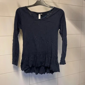 Långärmad topp/ blus - Väl använt skick därav priset.