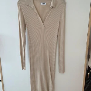 Fin Ribbad Klänning  - Väldigt fin klänning säljes. Den är använd en gång och i fint skick, djur och rökfritt hem. Storlek S Finns inget att anmärka på. 