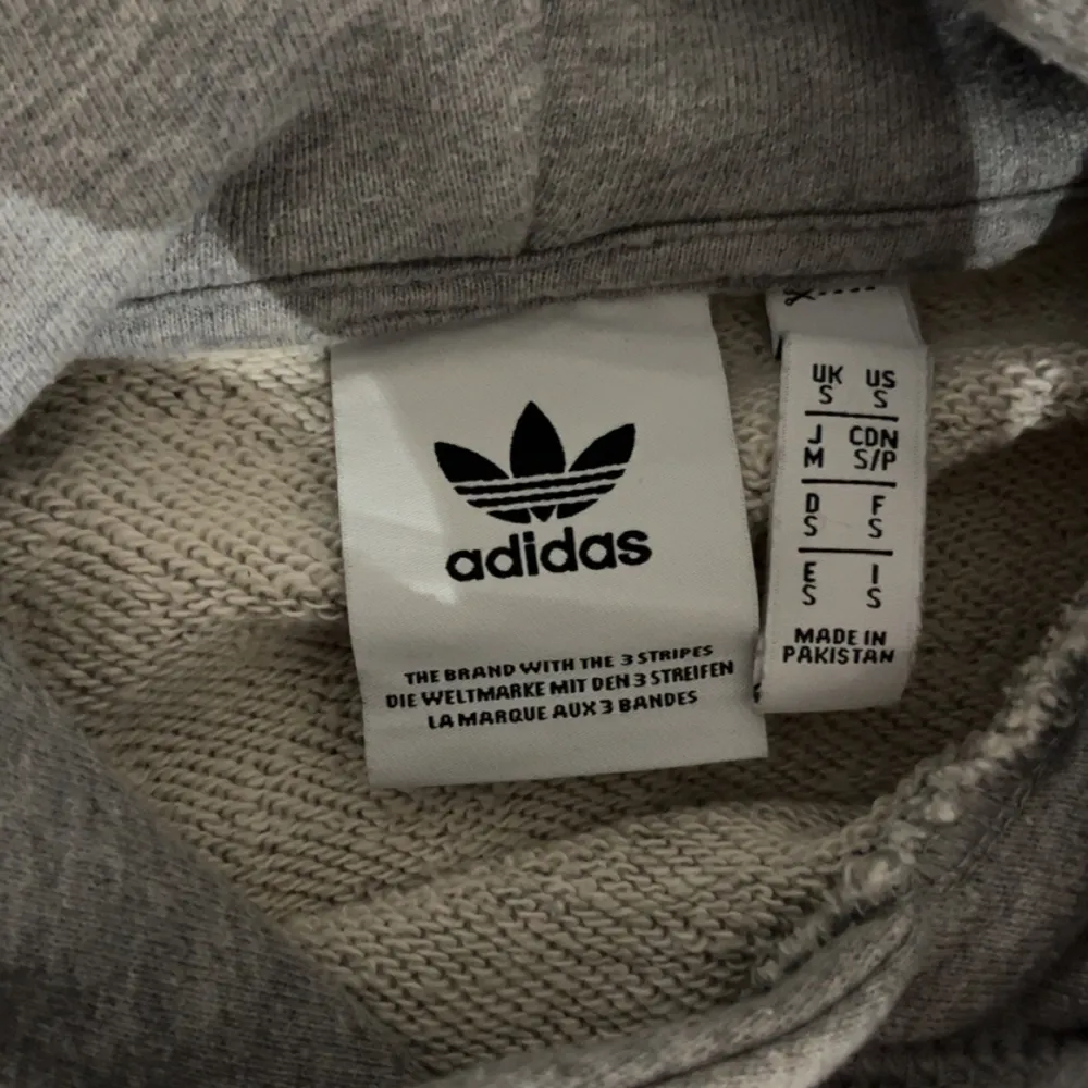 Adidas hoodie i färg grå, använd några gånger och krympt lite i tvätten. Borde funka för folk som har S och möjligtvis M . Hoodies.